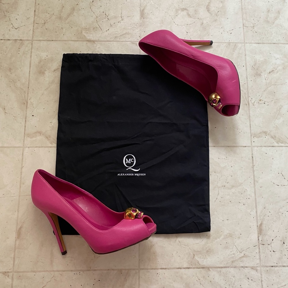$1190 Alexander McQueen Fuchsia Leather Swarovski Skull Peep Toe Pumps Heels 6